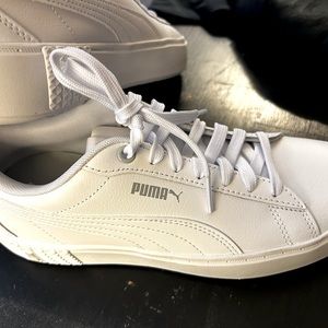 Womens Puma tennis shoes